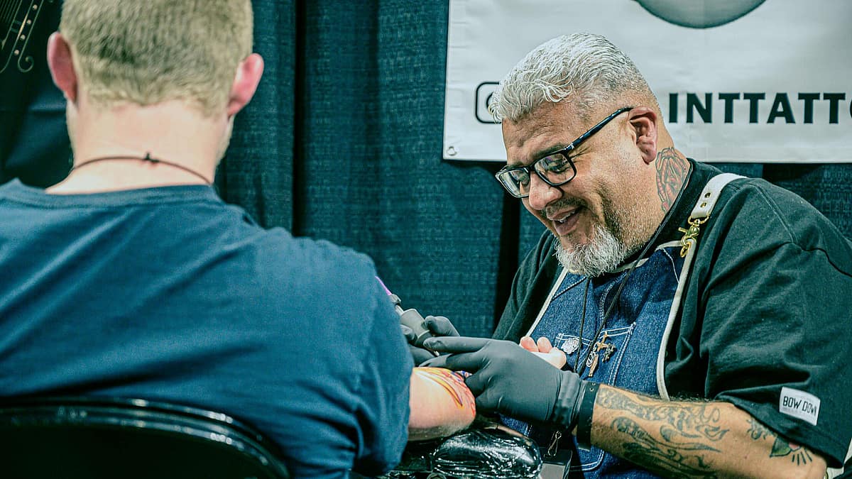 Tatuerare som lyssnar på en kund under konsultationen