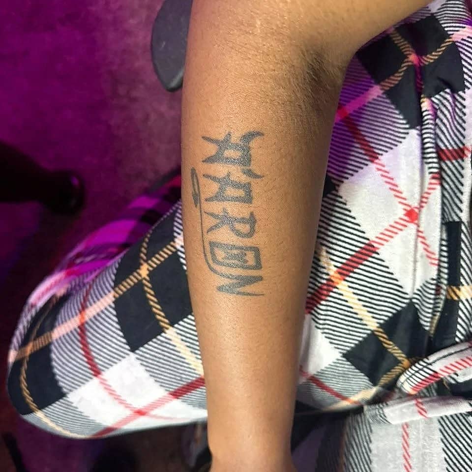 AARON Vertical Blackwork Lettering