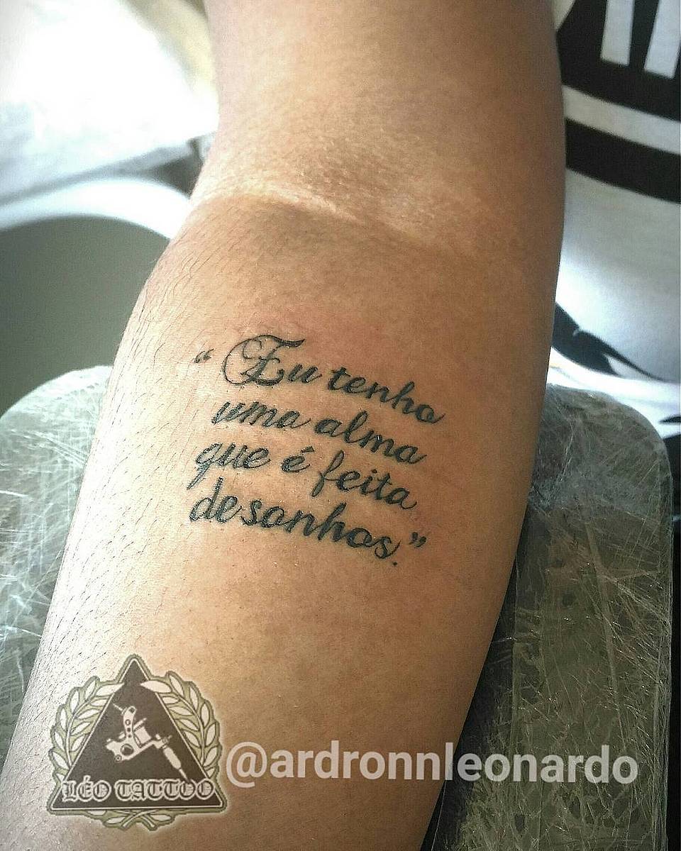 Alma de Sonhos (Portuguese Script Quote)