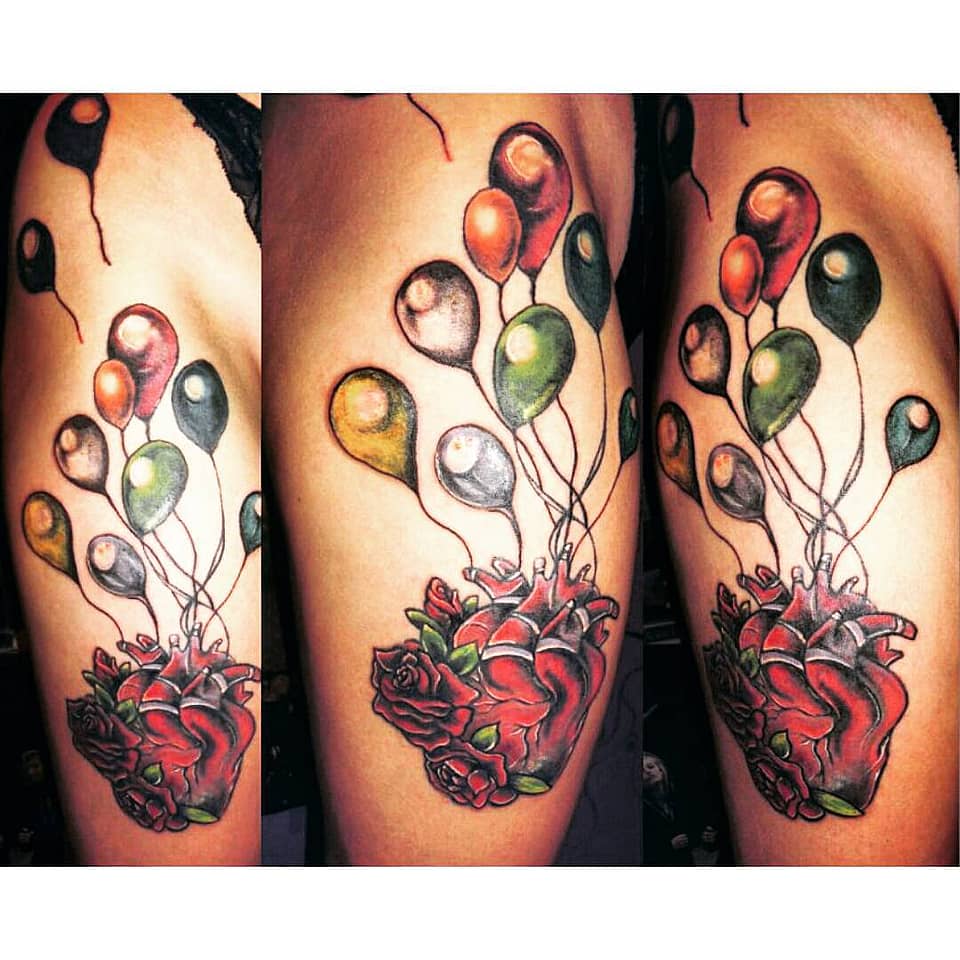 Balloon-Lifted Anatomical Heart with Roses