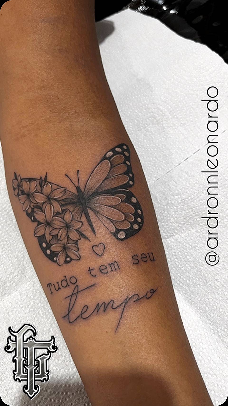 Butterfly & Floral Script — 'Tudo tem seu tempo'