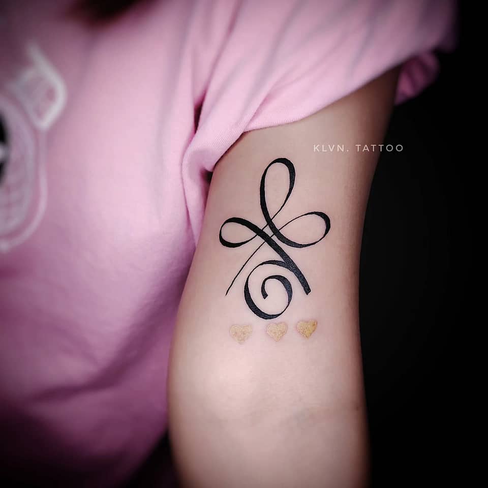 Calligraphic Loop with Three Gold Hearts