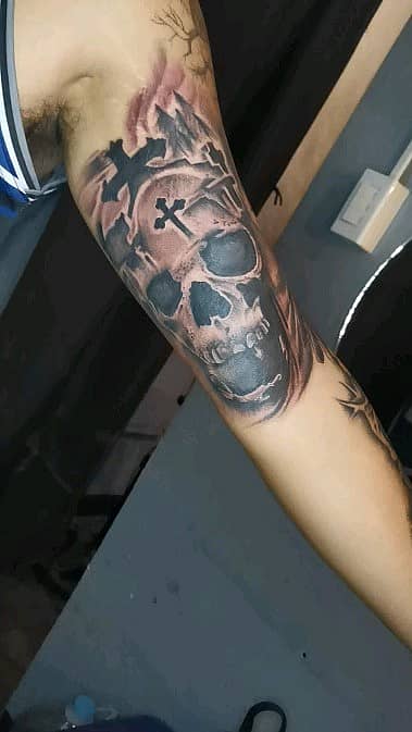 Cemetery Skull with Bats