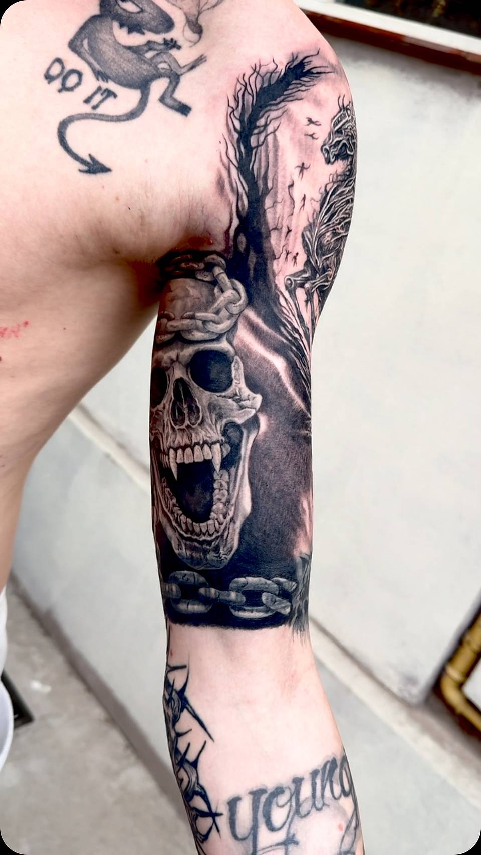 Chained Screaming Skull