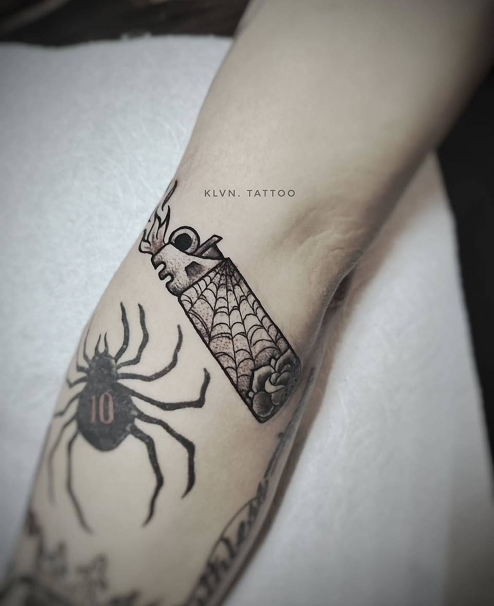 Cobweb Lighter