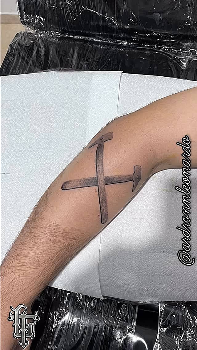 Crossed Hammers