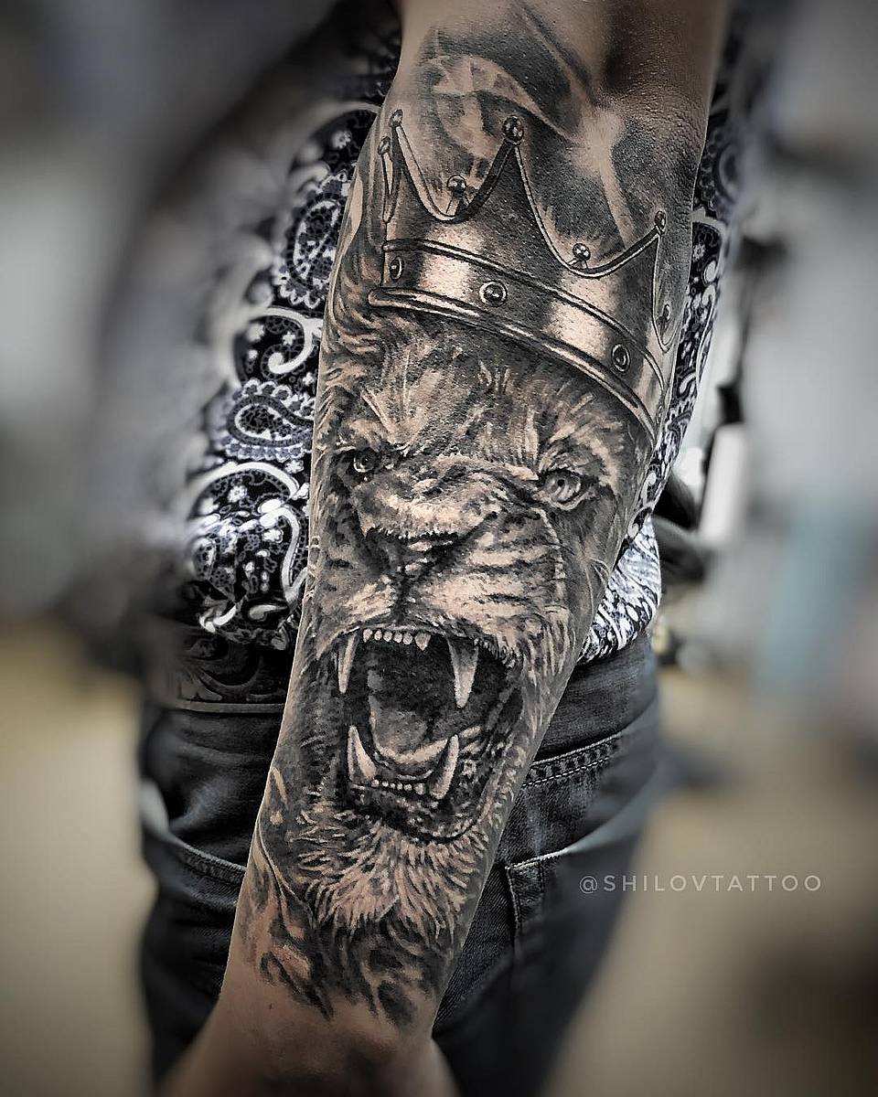 Crowned Roaring Lion