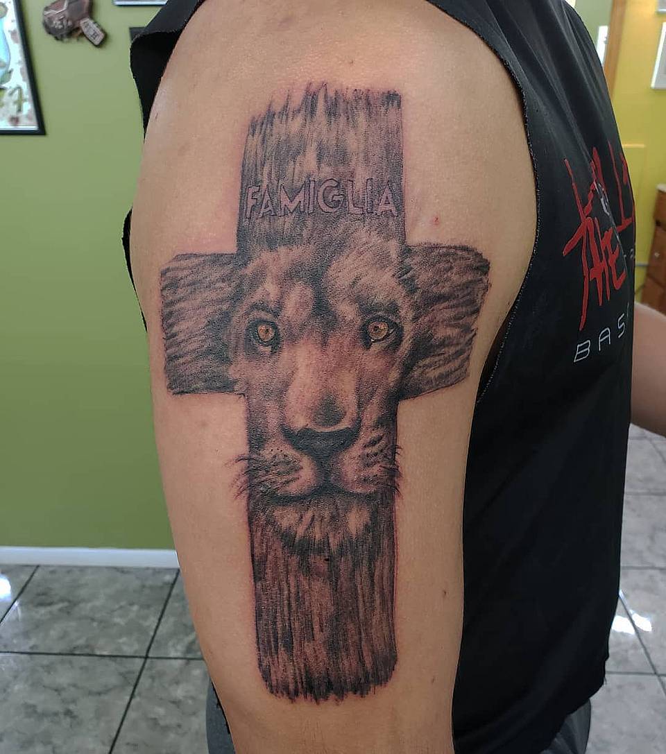 Famiglia Lion Cross