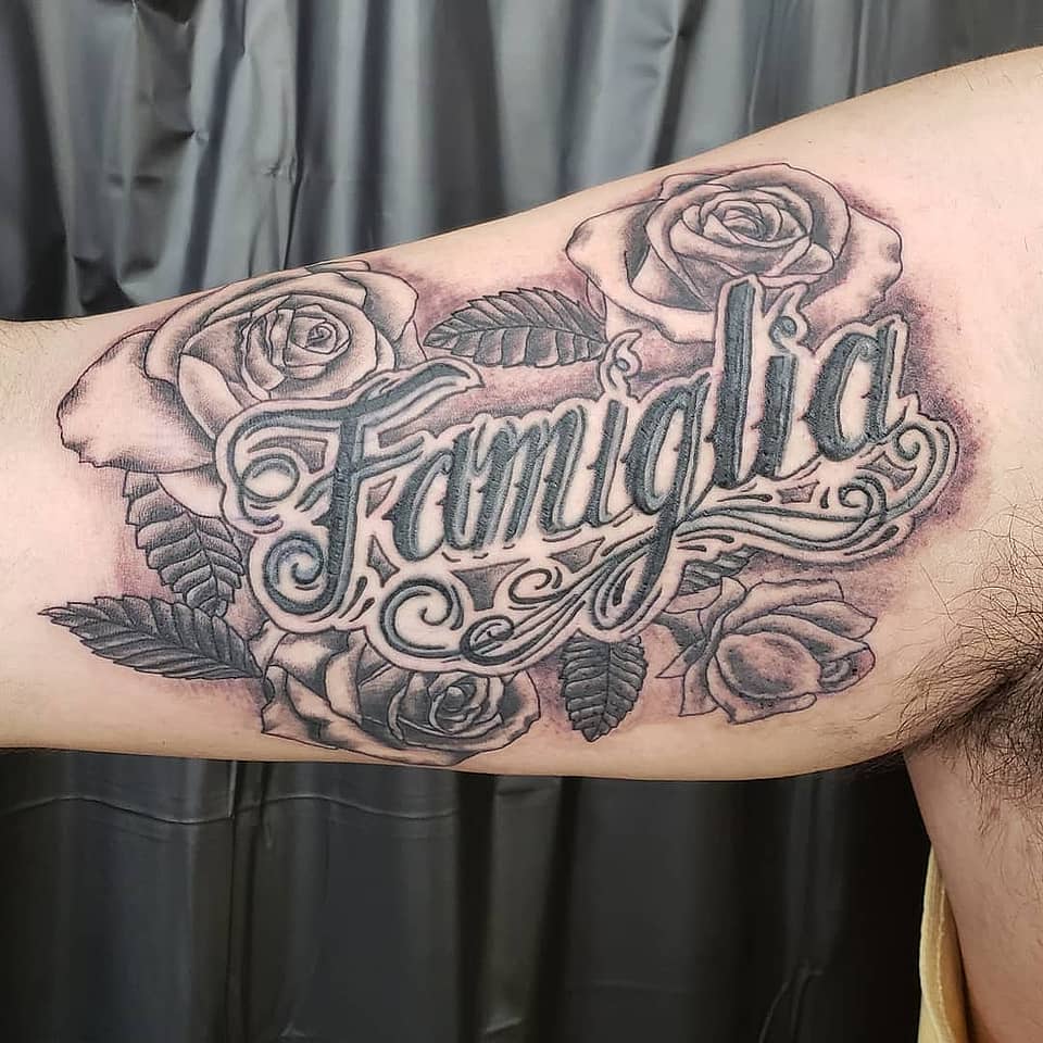 Famiglia Roses Script