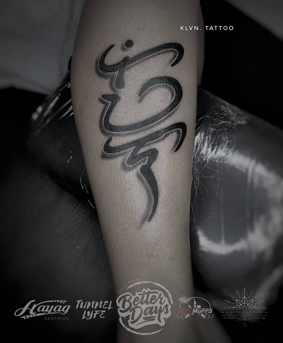 Flowing Calligraphic Glyphs