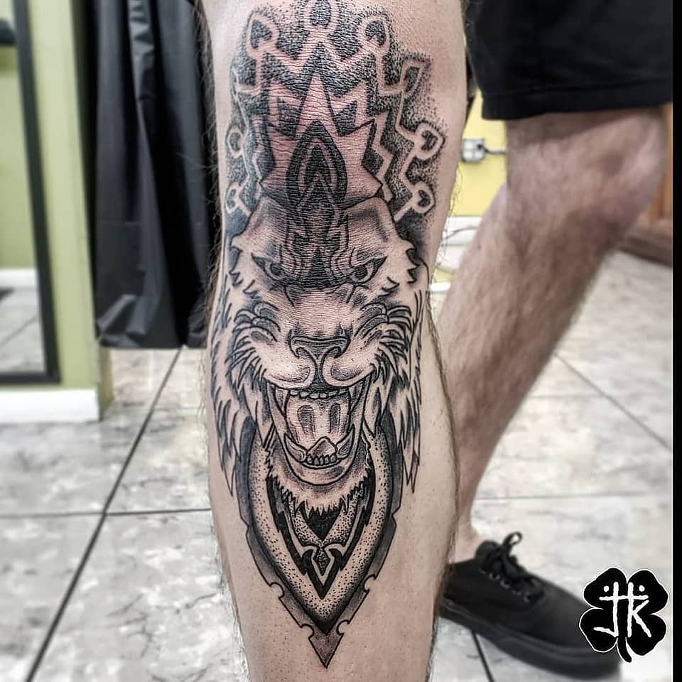 Geometric Snarling Wolf Totem