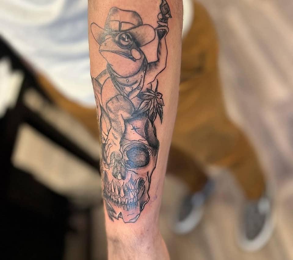 Gunslinger Frog on Skull