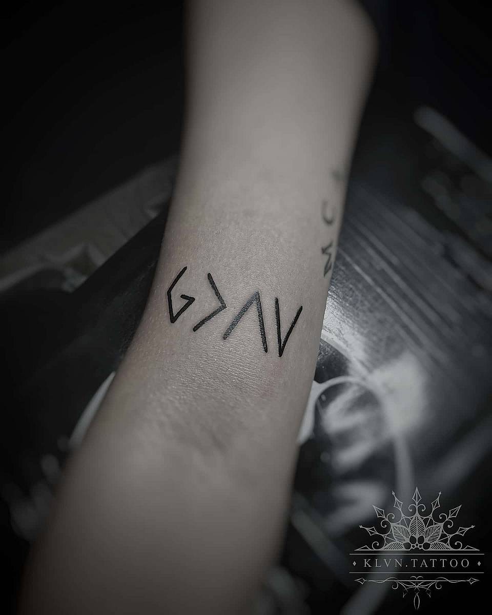 G>^V Minimal Glyph