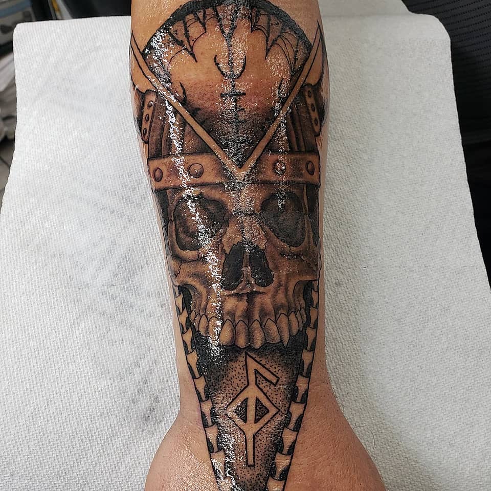 Helmed Skull and Rune Dagger