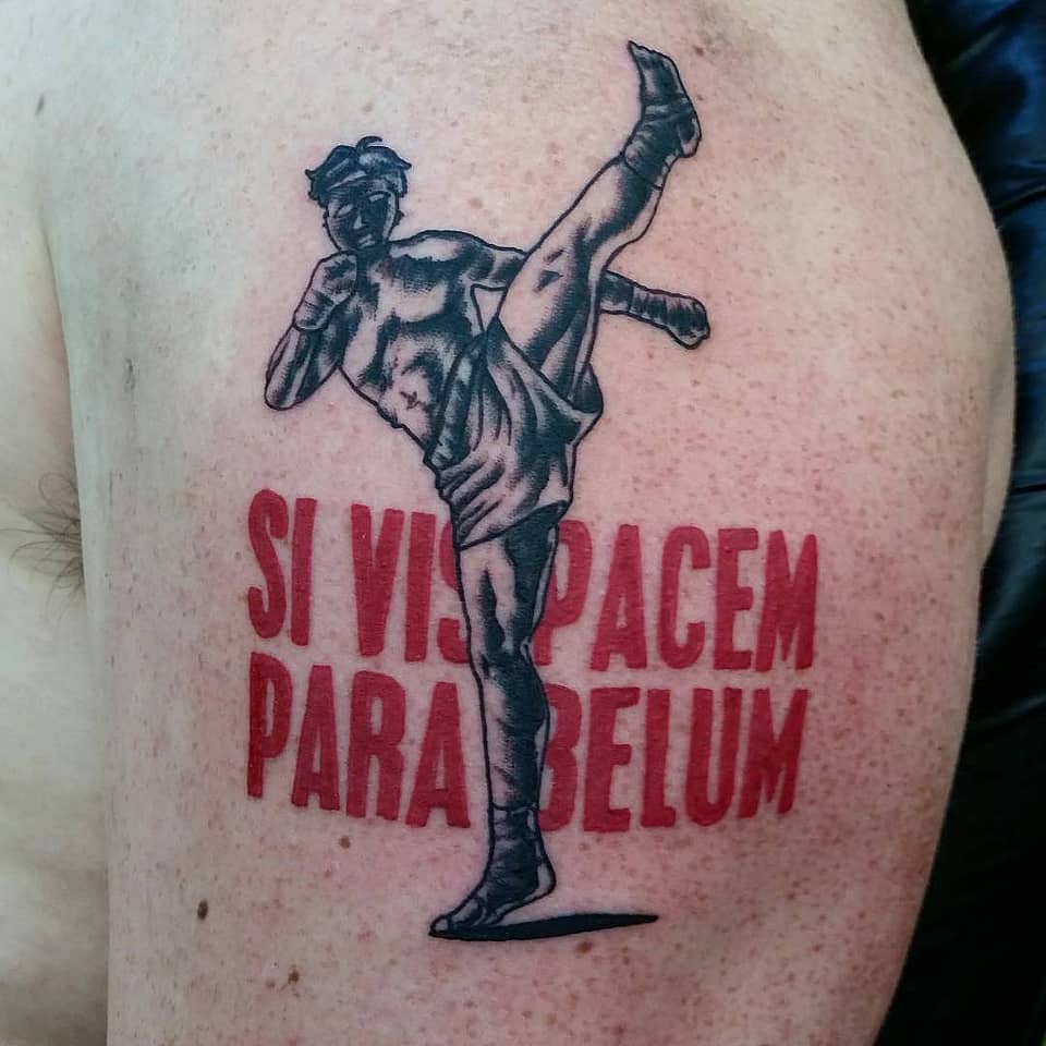 Kickboxer with Si Vis Pacem Motto
