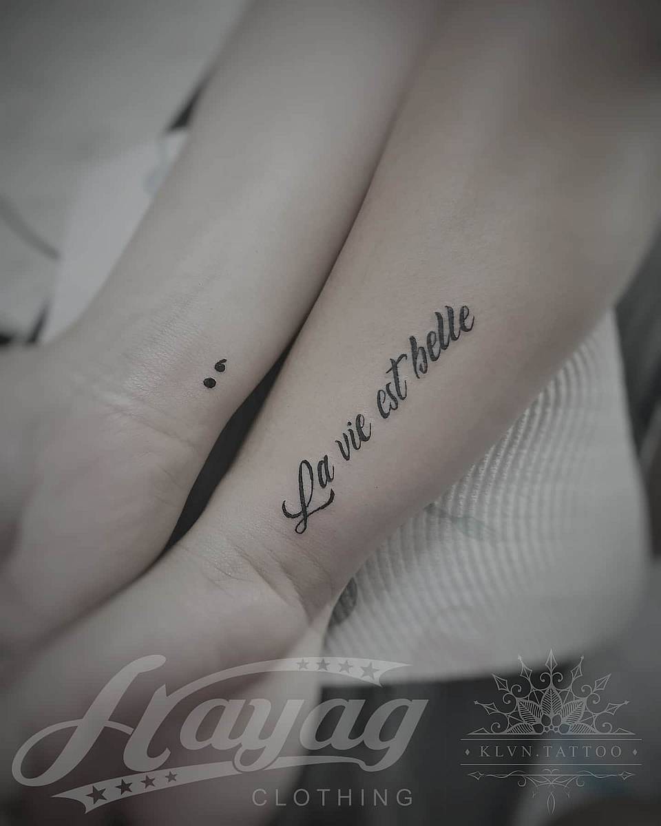 La vie est belle — cursive script
