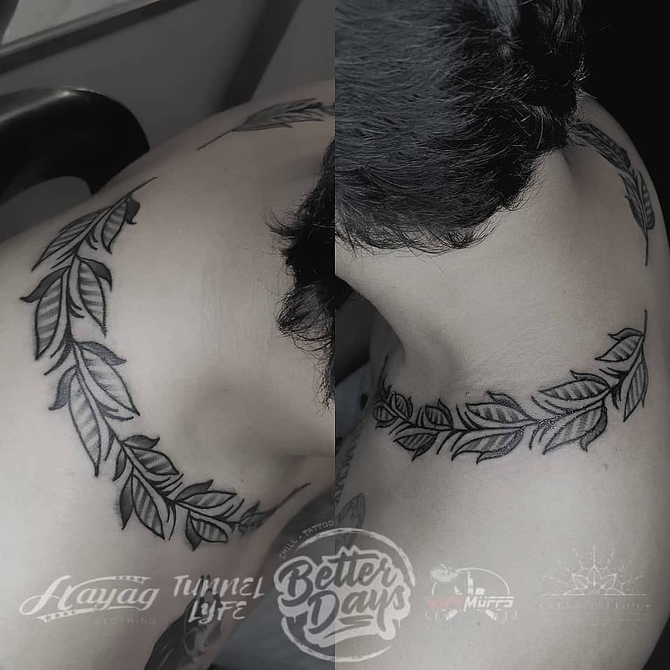 Laurel Collar Garland