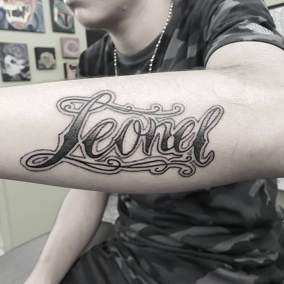 Leonel Ornate Script