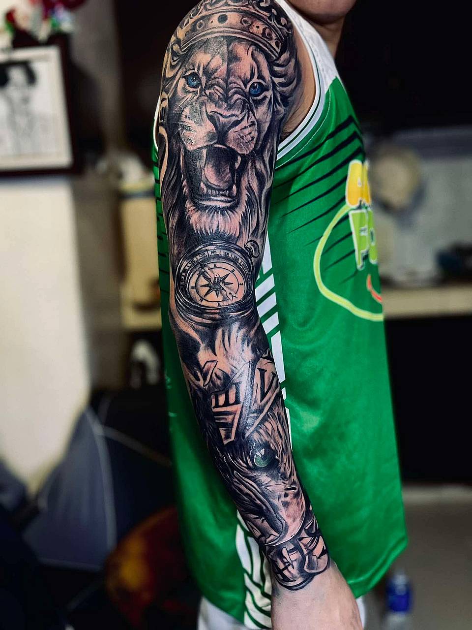Lion and Wolf Compass Sleeve