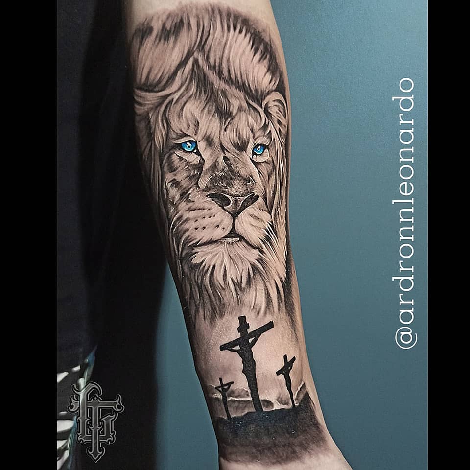 Lion of Judah with Calvary Crosses