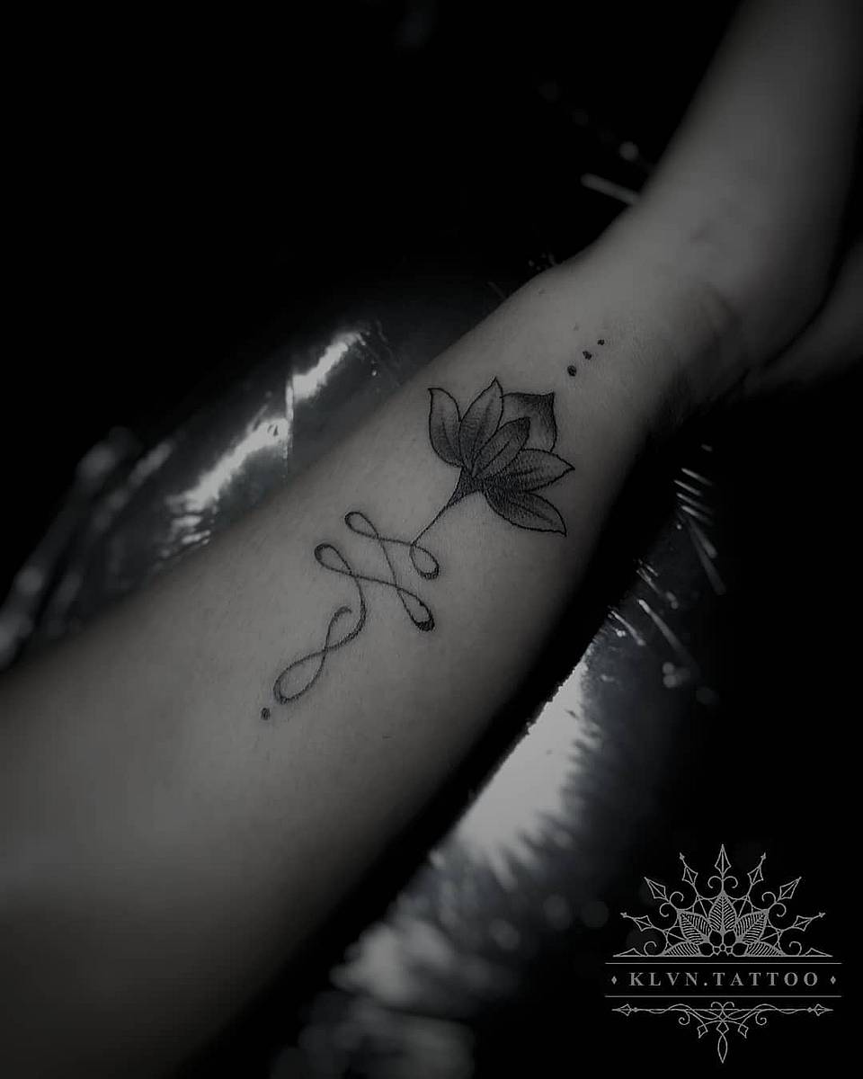 Lotus & Flowing Ribbon