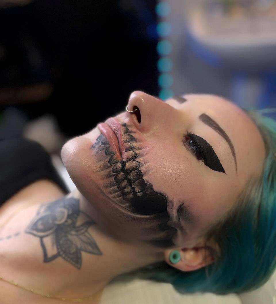 Memento Mori Skull Jaw Illusion