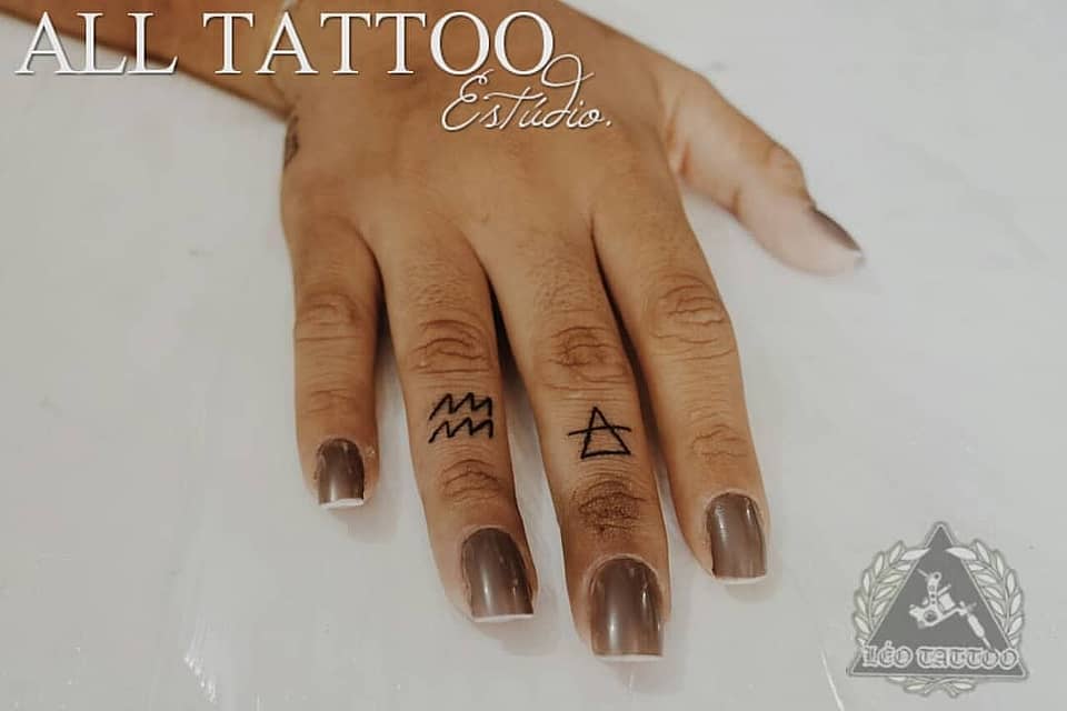Minimal Geometric Finger Symbols