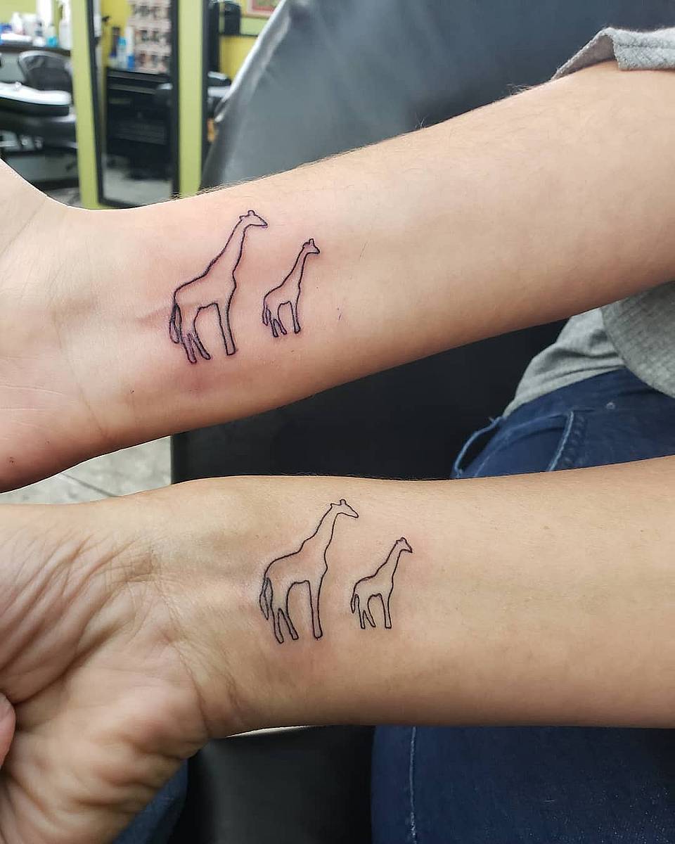 Minimalist Giraffe Pair