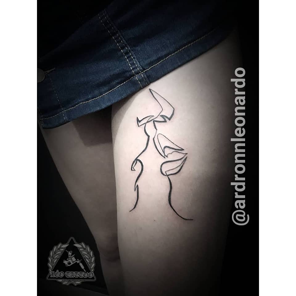 Minimalist Kissing Faces Line Art