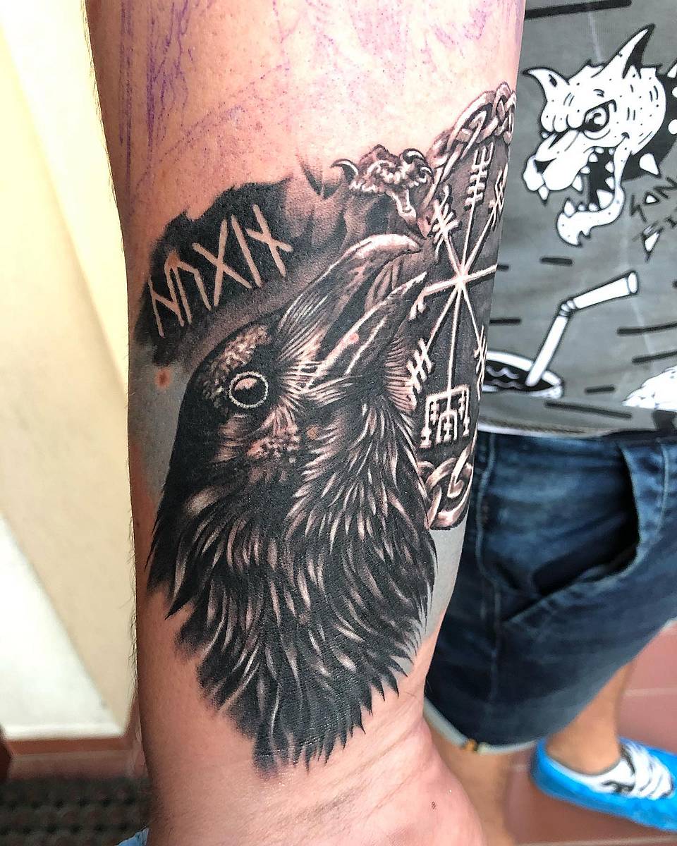 Norse Raven and Vegvísir