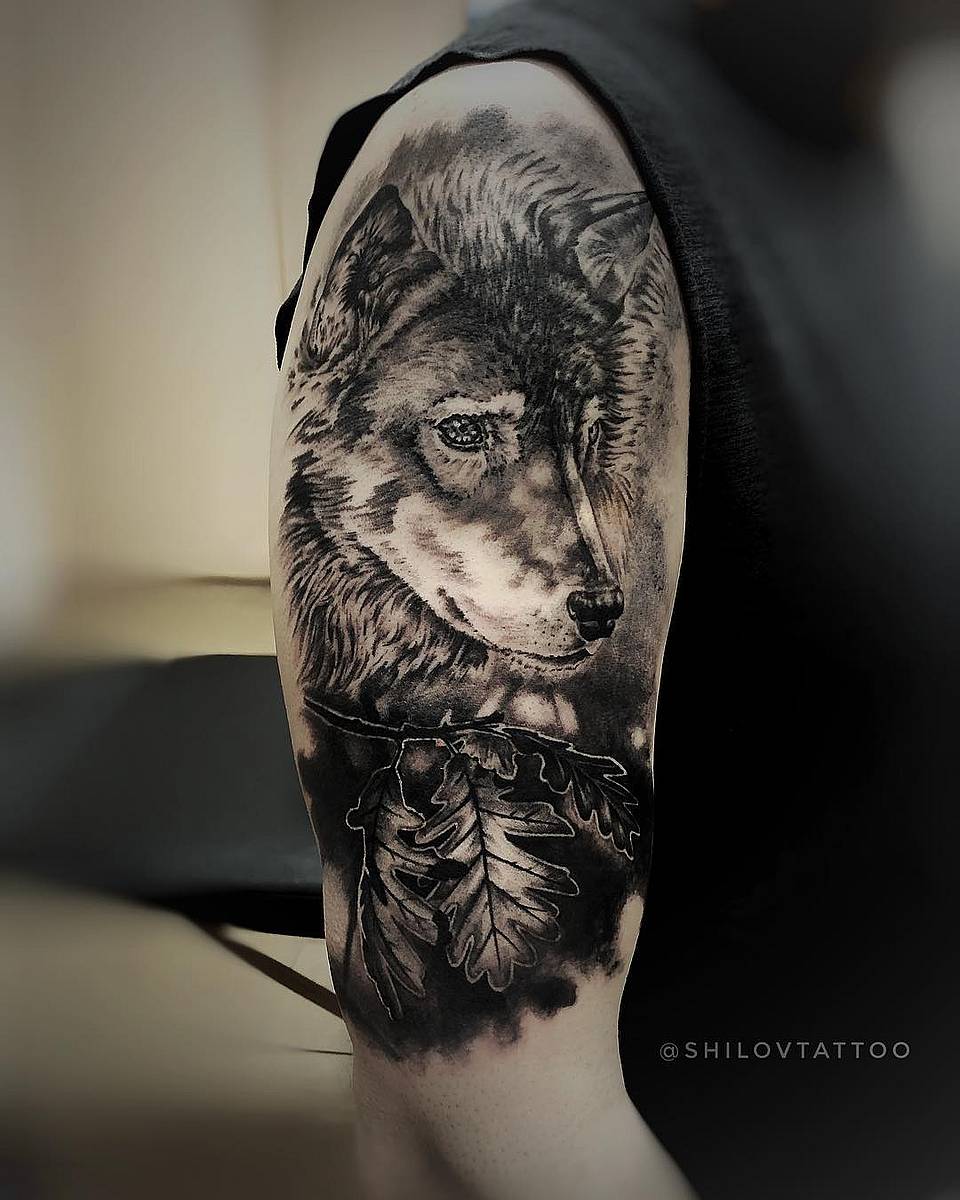 Oak-Wreathed Wolf