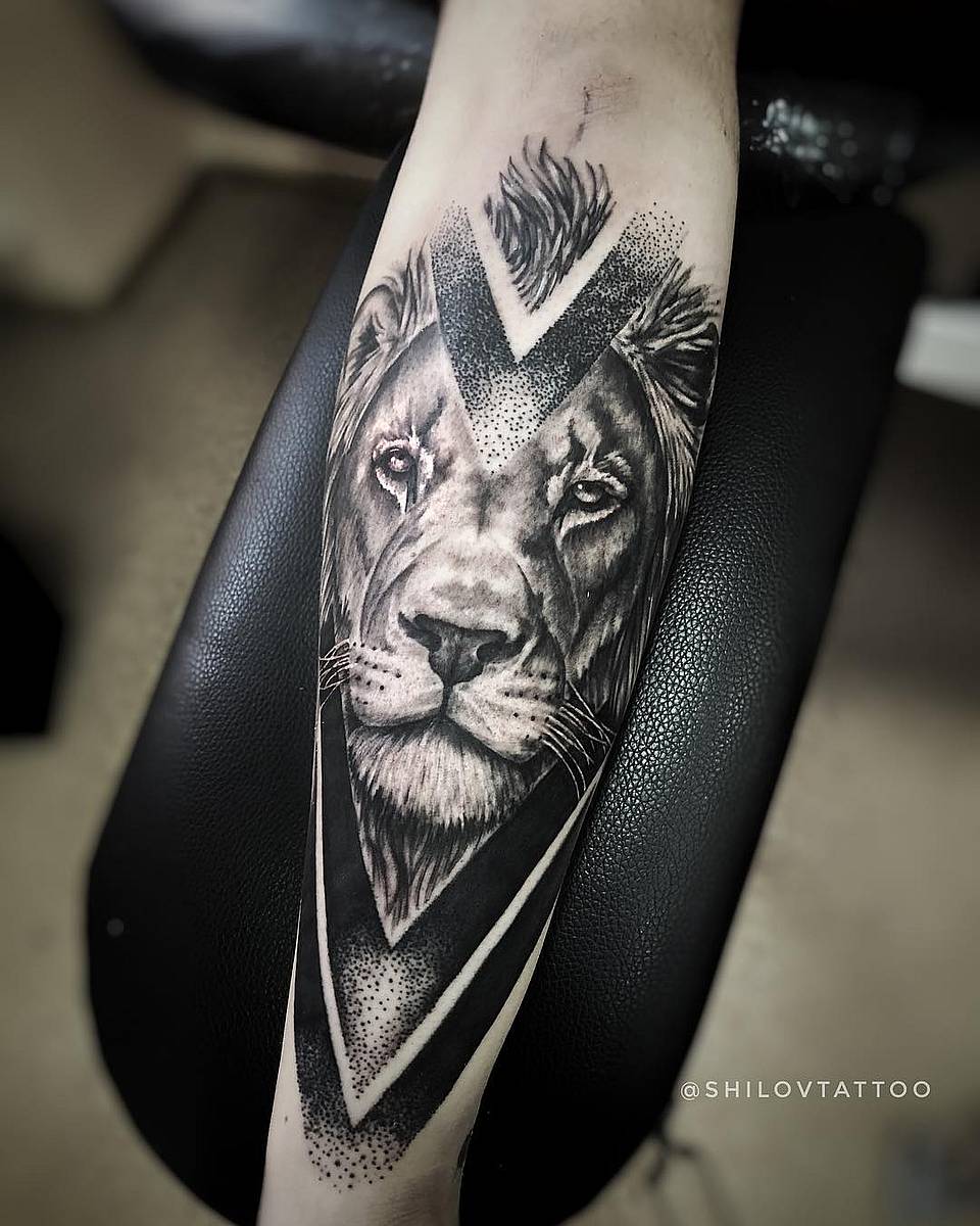 Regal Lion in Geometric V