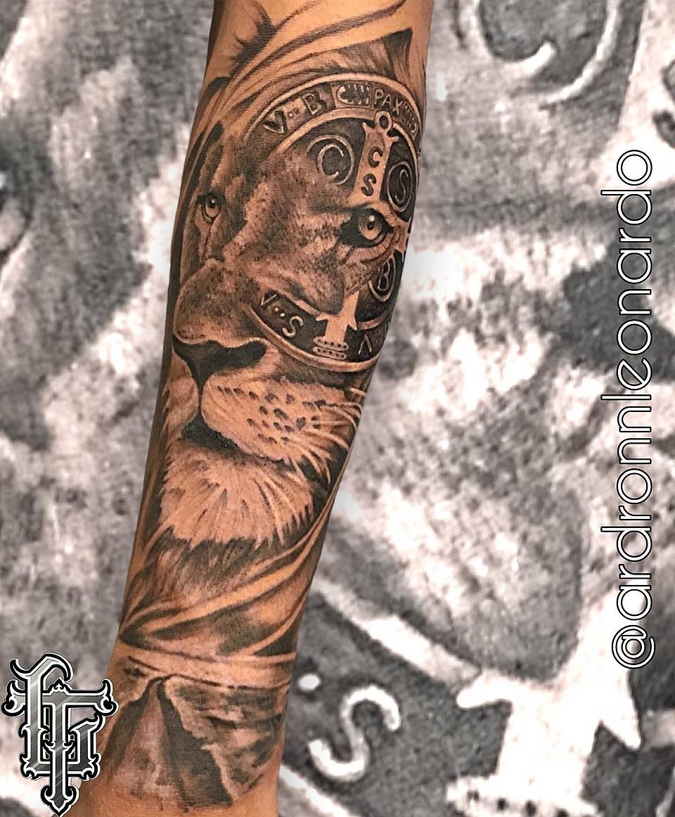 Regal Lion with Crest