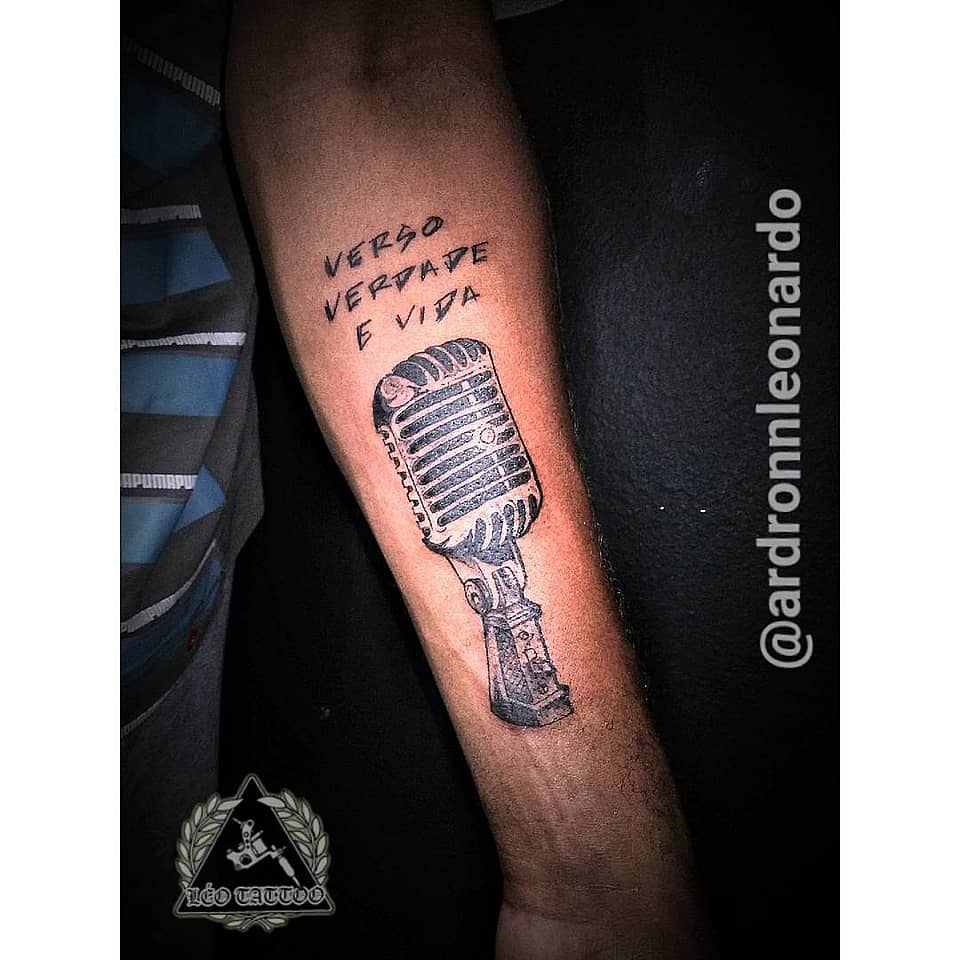 Retro Microphone with Portuguese Script