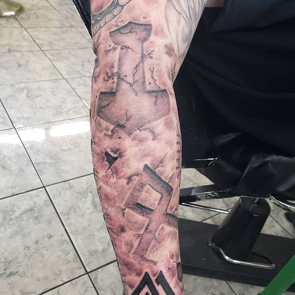Runes in Stone: Mjölnir and Othala