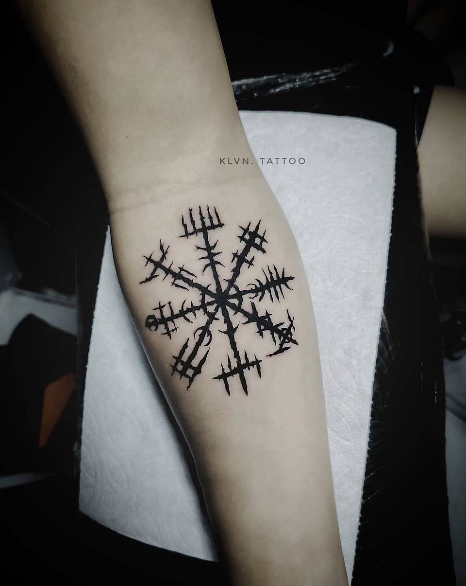 Runic Vegvísir Compass