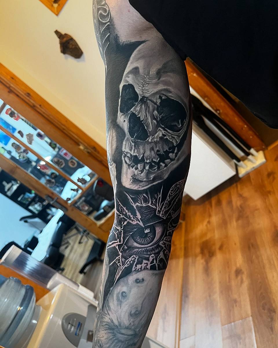 Shattered Eye & Skull Black-and-Grey Sleeve