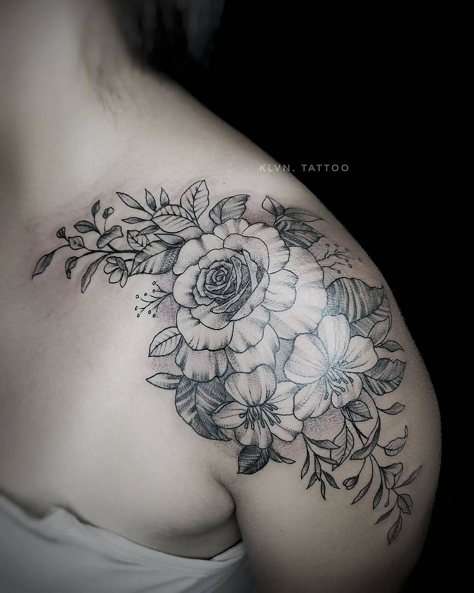 Shoulder Rose Bouquet