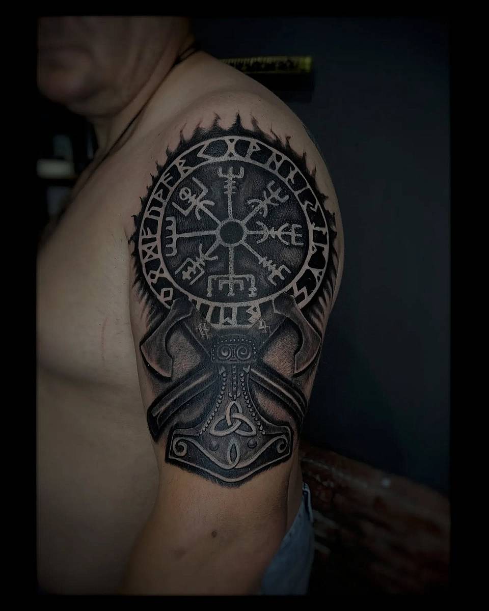 Thors Hammer and Vegvisir Crest