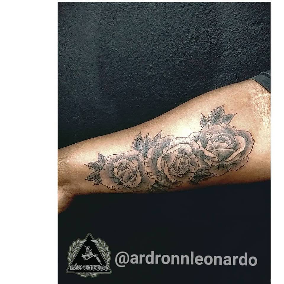 Three Roses Garland