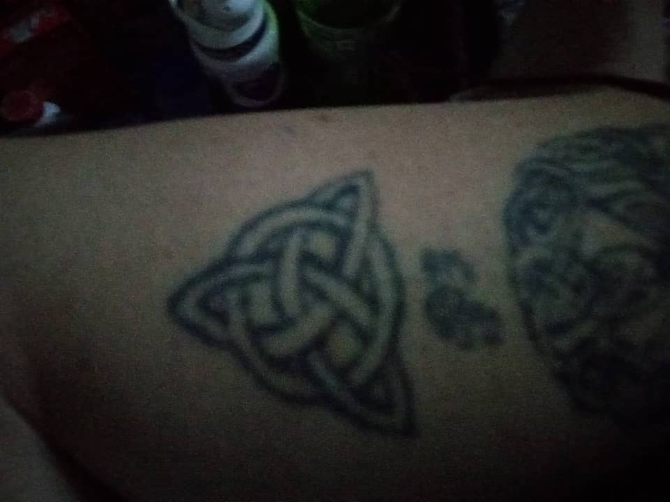 Triquetra Knot with Paw Print