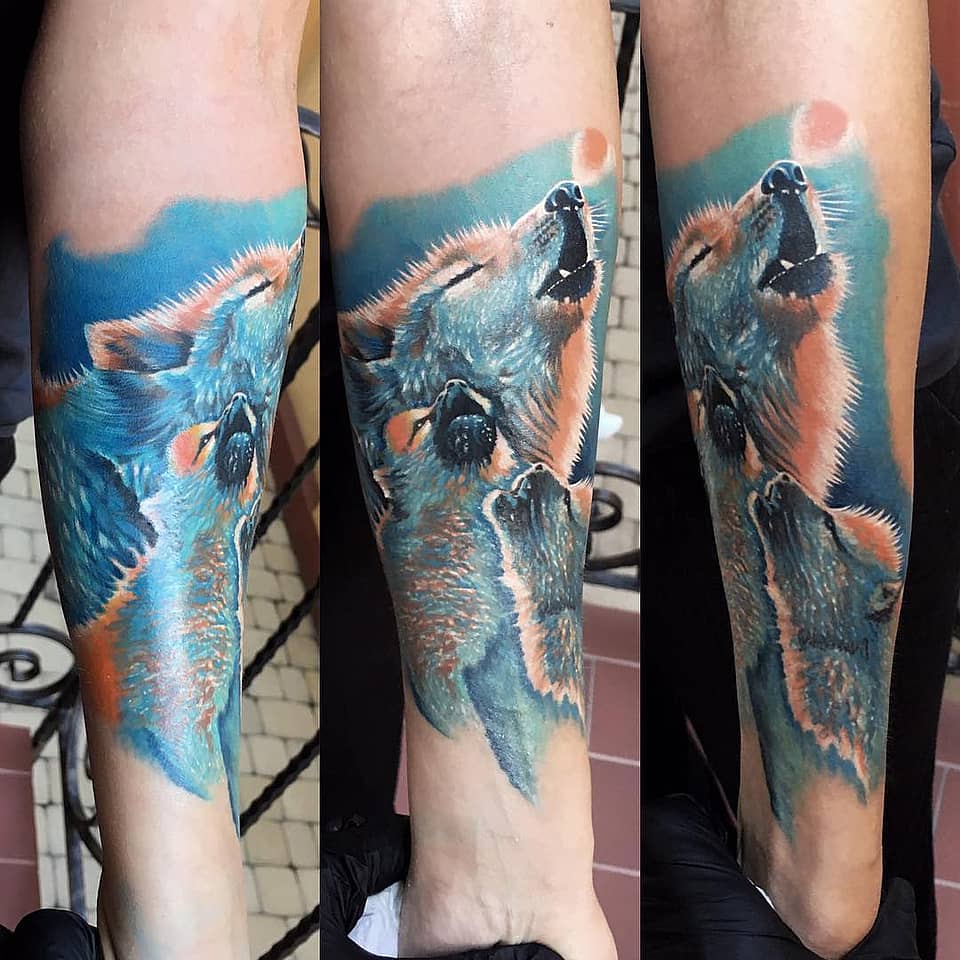 Twin Howl Wolves
