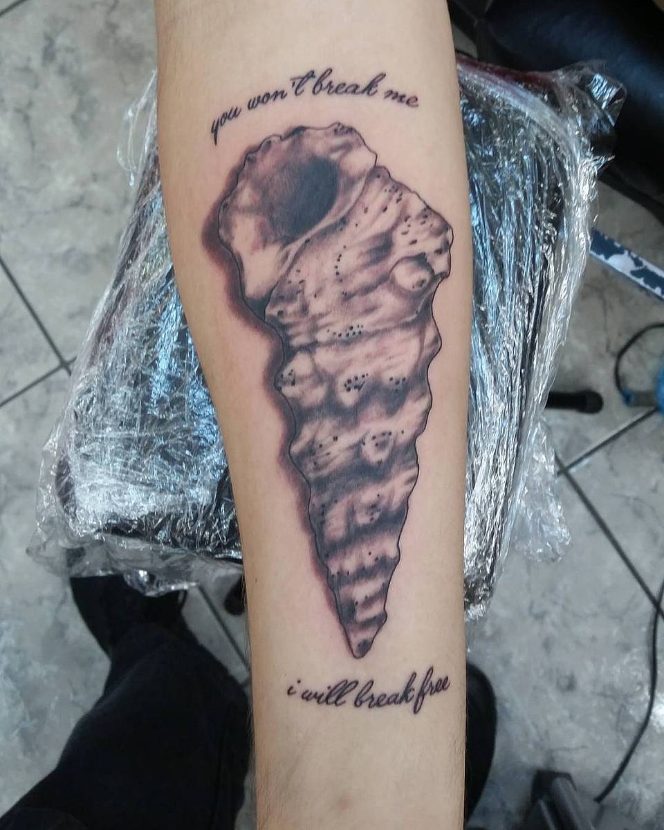 Unbroken Conch and Liberation Script