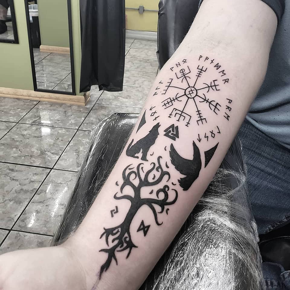 Vegvisir and Yggdrasil with Odin's Ravens