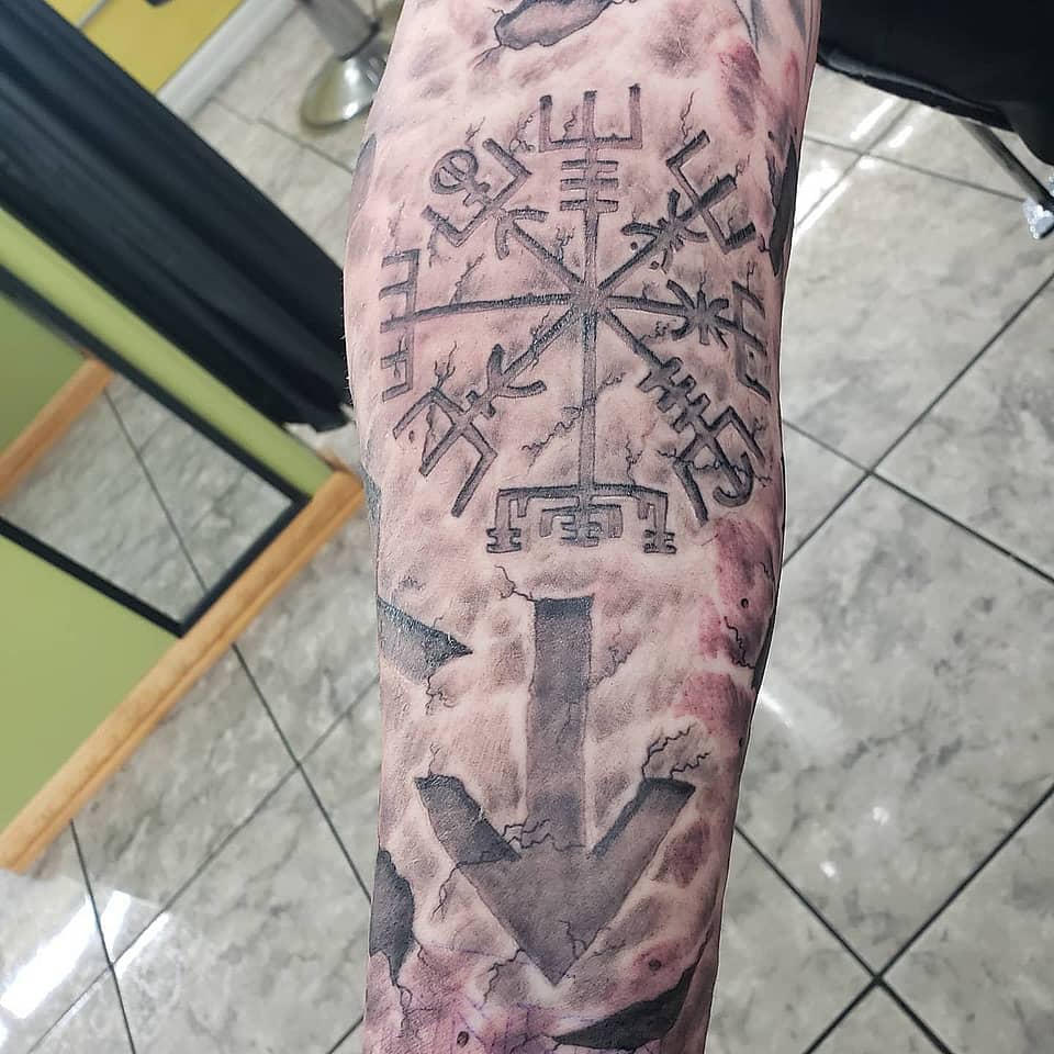 Vegvisir Compass with Stonework Arrow