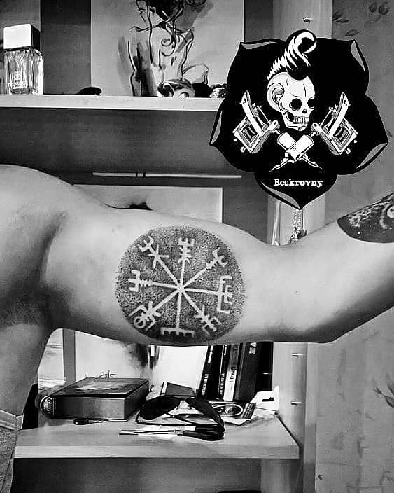 Vegvísir Dotwork Compass