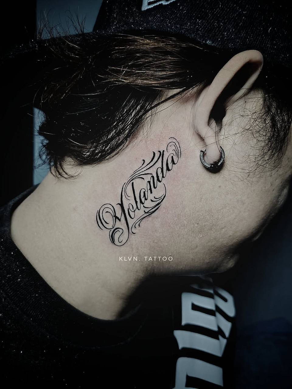 Volando Script with Flourishes